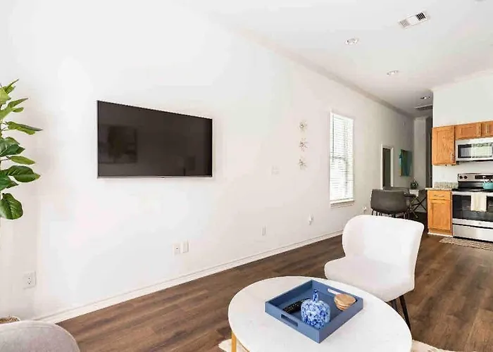 Urban Chic Living Minutes To I-45 And I-610 #B