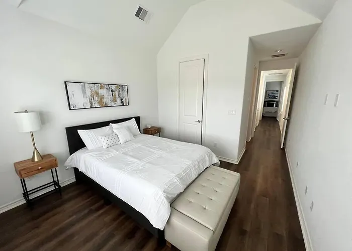 Urban Chic Living Minutes To I-45 And I-610 #B
