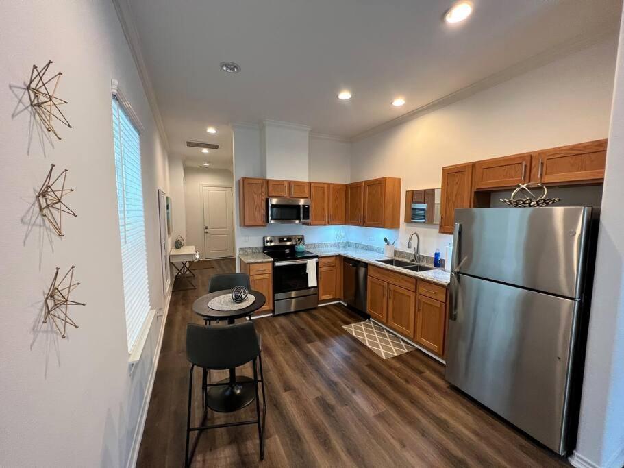 Urban Chic Living Minutes To I-45 And I-610 #b *